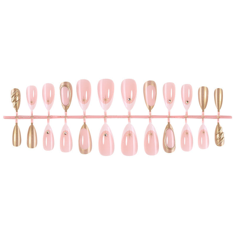 Elegantes Kunstnagelset mit goldenen Akzenten Karnz