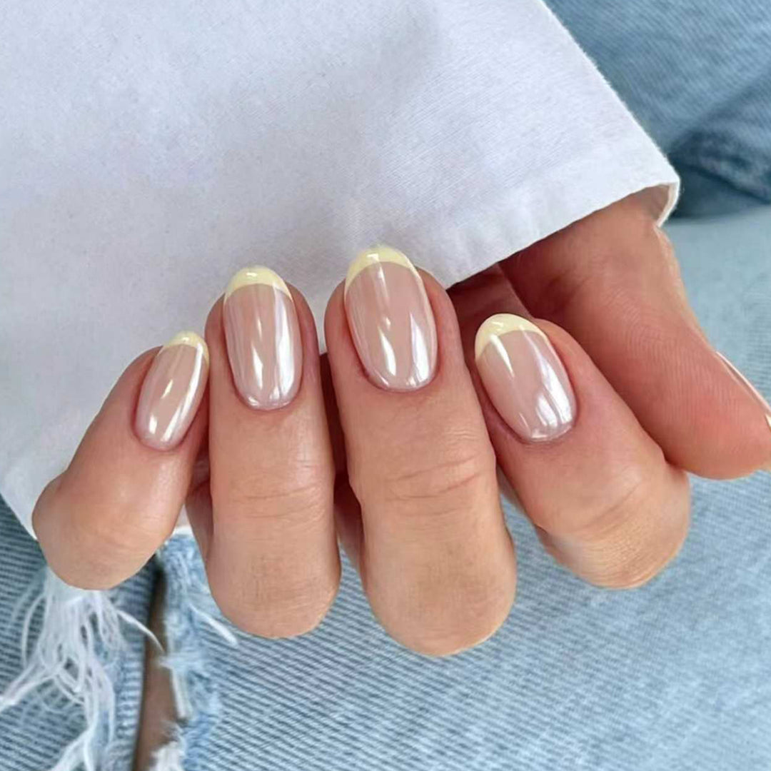 Elegante Nagelkunst mit durchscheinendem Farbverlauf und präzisem French-Tip Karnz