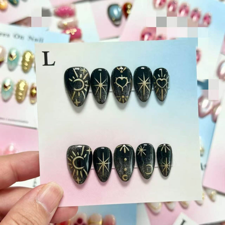 Künstlerisches Nagelkunstset mit himmlischen Designs