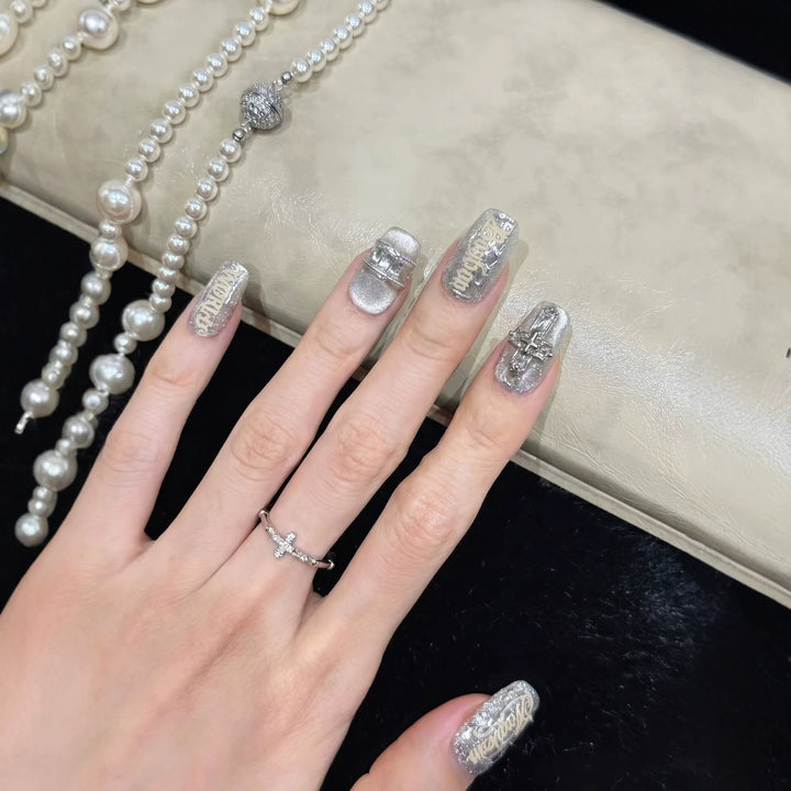 Metallic Press-On Nagelset mit dekorativen silbernen Akzenten Karnz