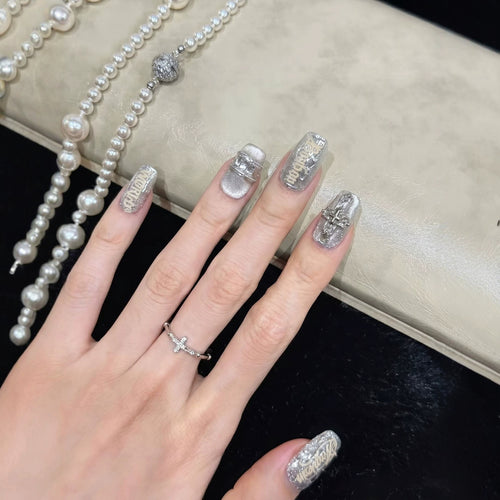 Metallic Press-On Nagelset mit dekorativen silbernen Akzenten Karnz