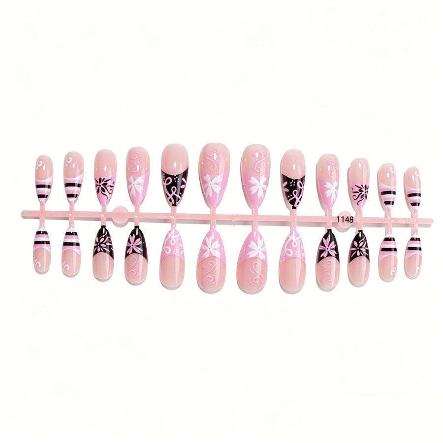 Kunstnagelset mit dekorativen blütenartigen und geometrischen Designs Karnz