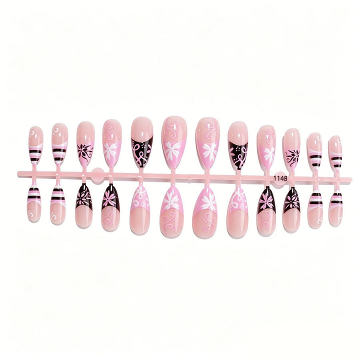 Kunstnagelset mit dekorativen blütenartigen und geometrischen Designs Karnz