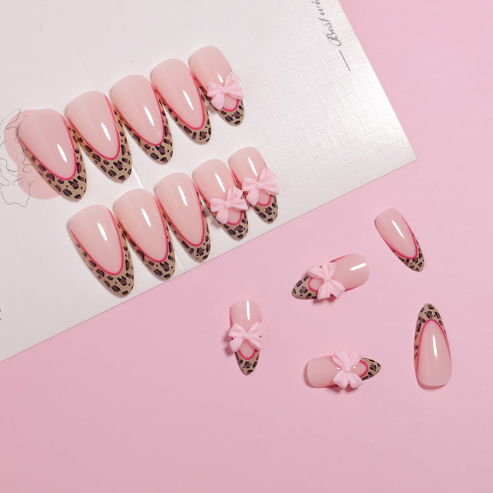 Künstlerische Stiletto Press-On Nägel mit Schleifenakzenten Karnz