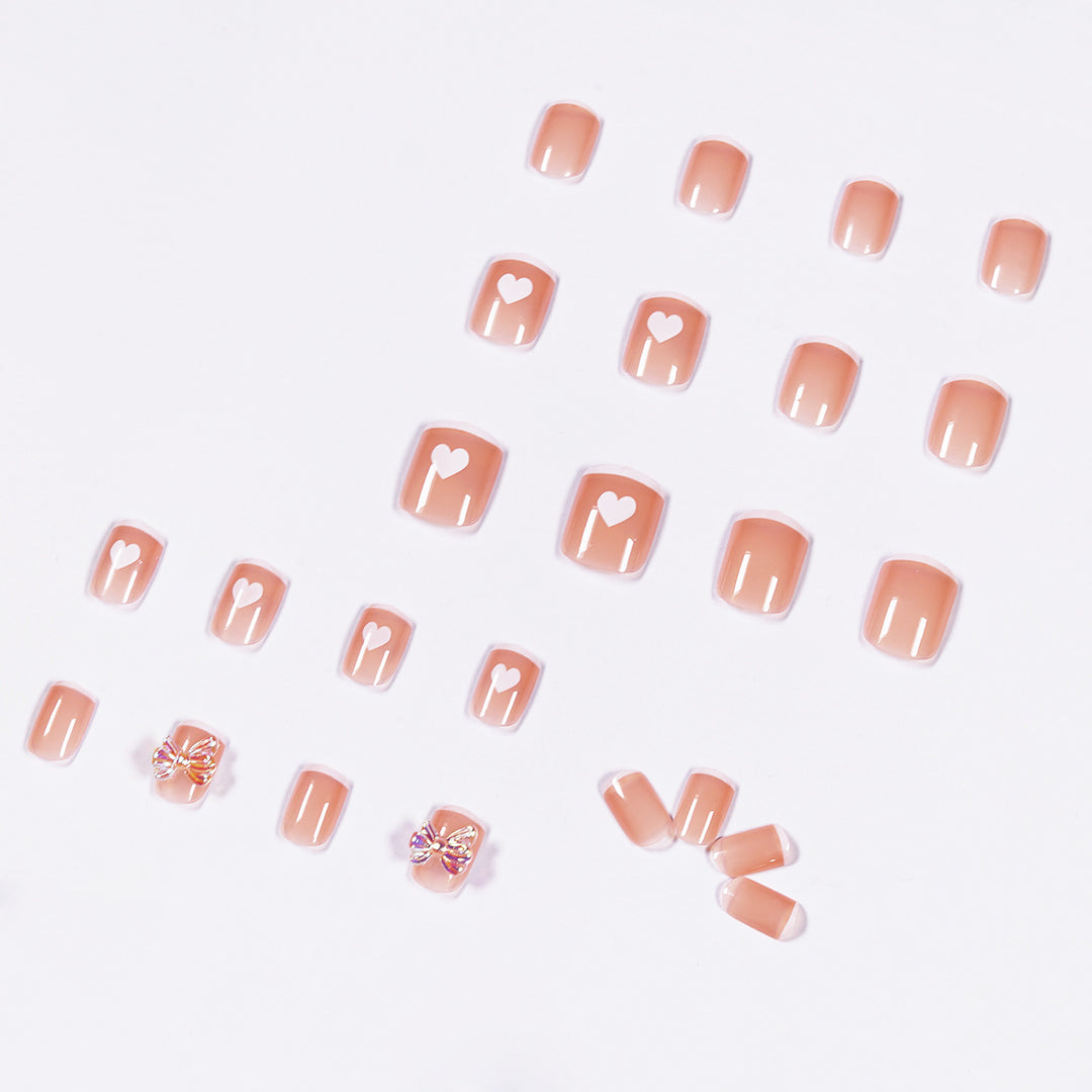 Nagelkunst mit Herz- und Schmetterlingsmotiven Karnz