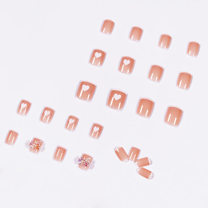 Nagelkunst mit Herz- und Schmetterlingsmotiven Karnz