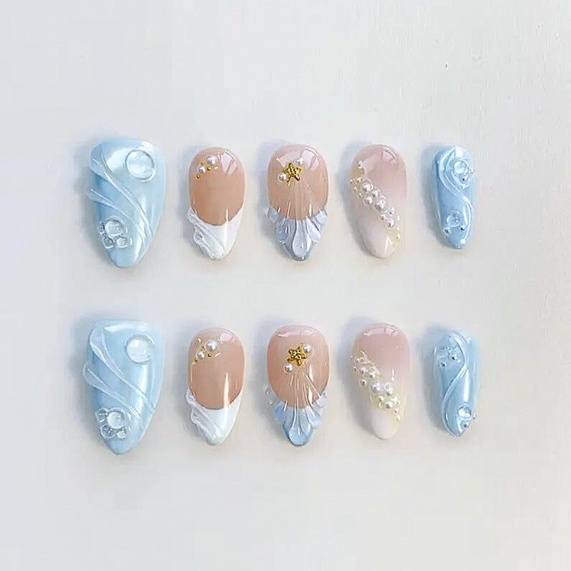 Kunstnagelset mit kreativen fröhlichen Designs und Glitzerdetails Karnz