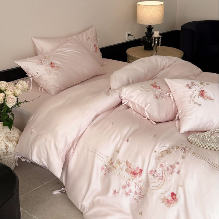 Feinseidige Satin-Bettwäsche-Garnitur mit zarter Blumenstickerei und Bindebändern Karnz