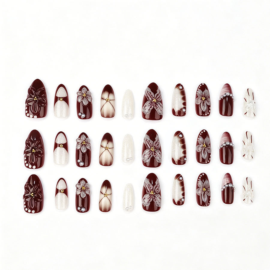 Elegante Künstliche Nail Art mit floralem Design und 3D-Verzierungen Karnz