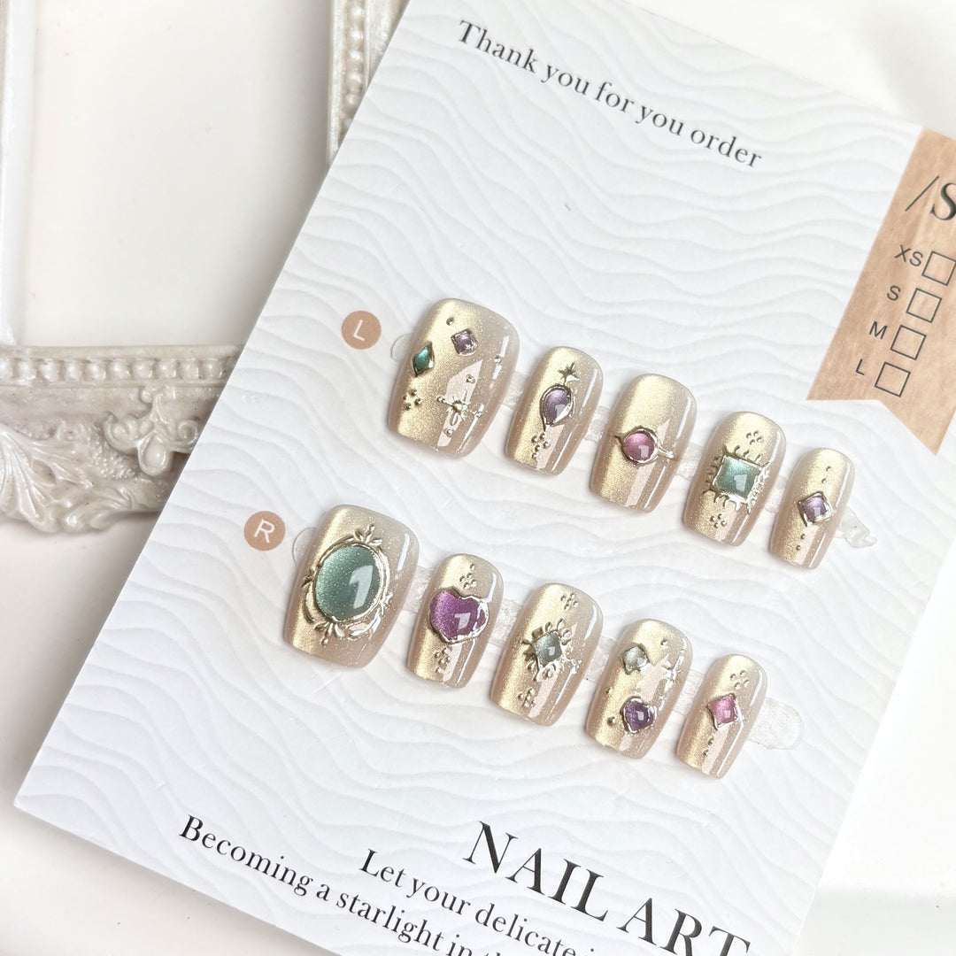 Dekoratives Press-On-Nagelset mit Edelsteinakzenten