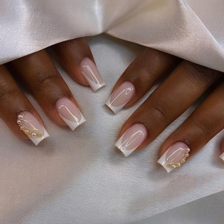 Kunstnagelset mit eleganten French-Spitzen und Glitzerakzenten Karnz