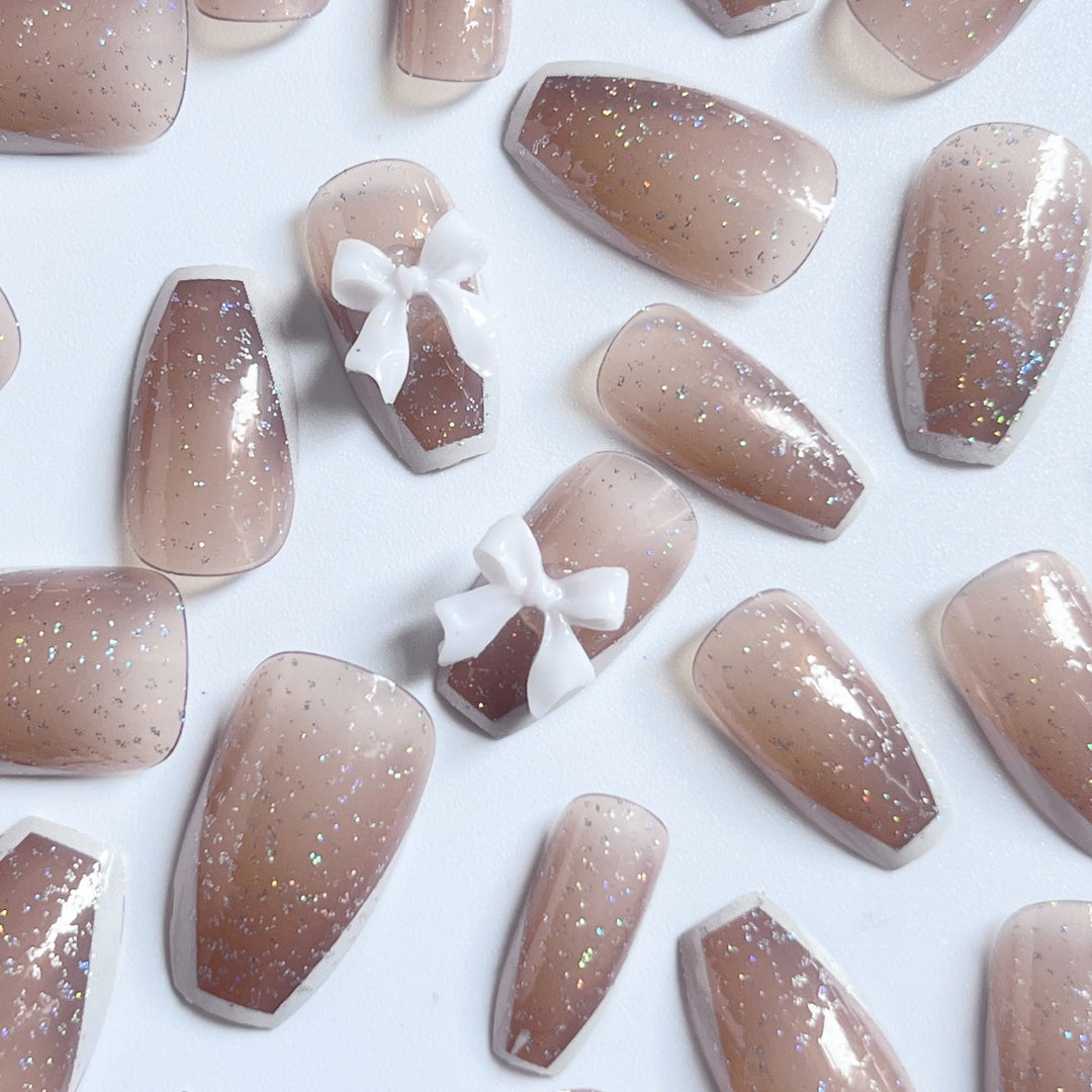 Glamouröse Glitzer-Nagelkunst Karnz
