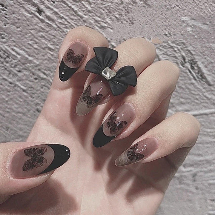 Kunstvolle Nagelkunst im Gothic-Stil mit Schmetterlingsmotiven Karnz