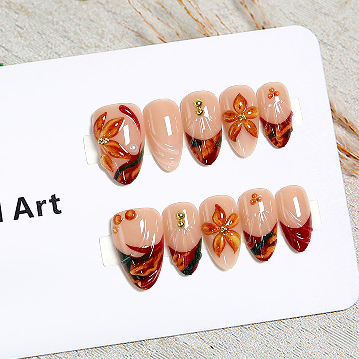 Kunstvolle Nageltips mit floralen Details Karnz