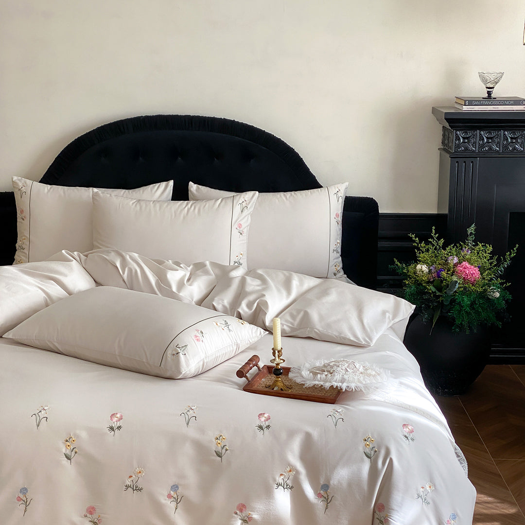 Fein besticktes Baumwollsatin-Duvetbezug-Set mit floraler Streuung und Kedernaht
