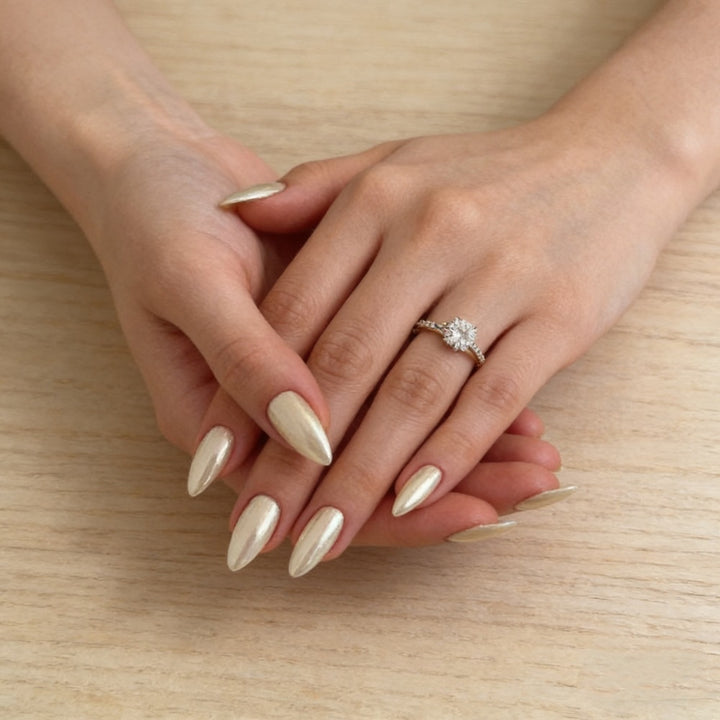 Elegante Kunstnägel Im Schimmernden Metallic-Look Karnz