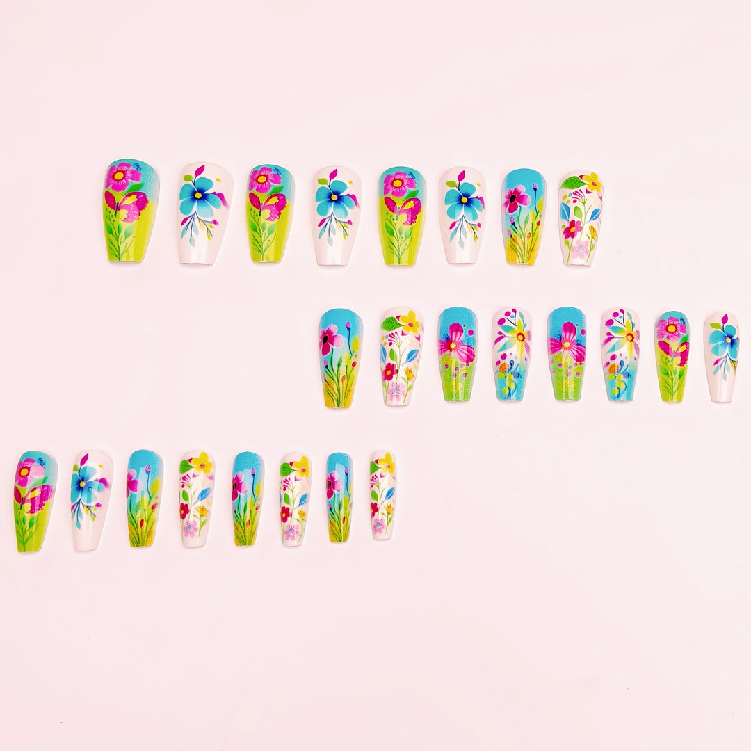 Kreatives Blüten-Nageldesign Karnz