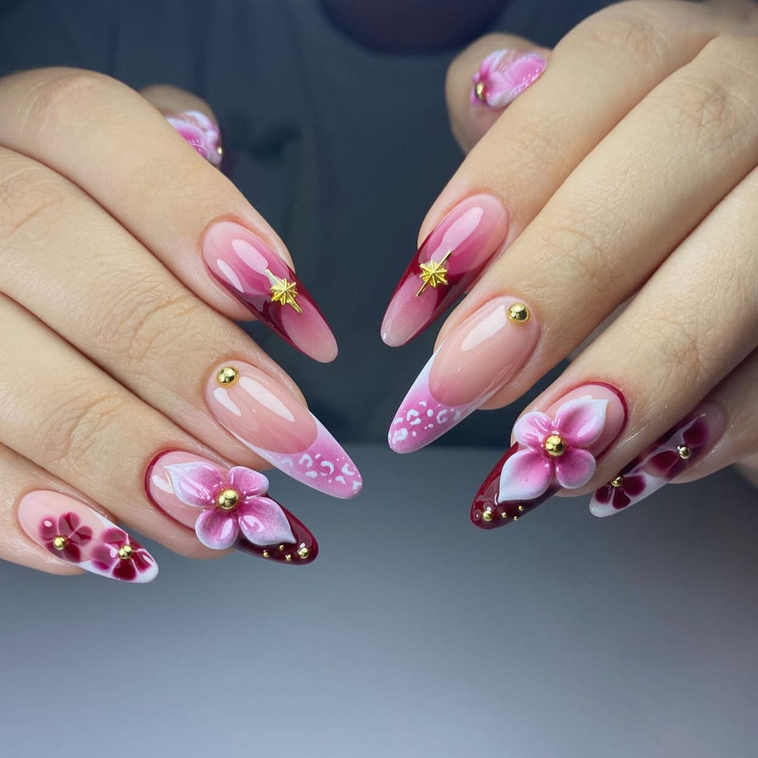 Kunstnägel mit floralen Designs und eleganten Details Karnz