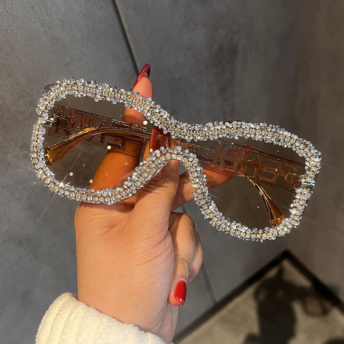 Damen Glamouröse Sonnenbrille mit auffälligem Kristallrahmen Karnz