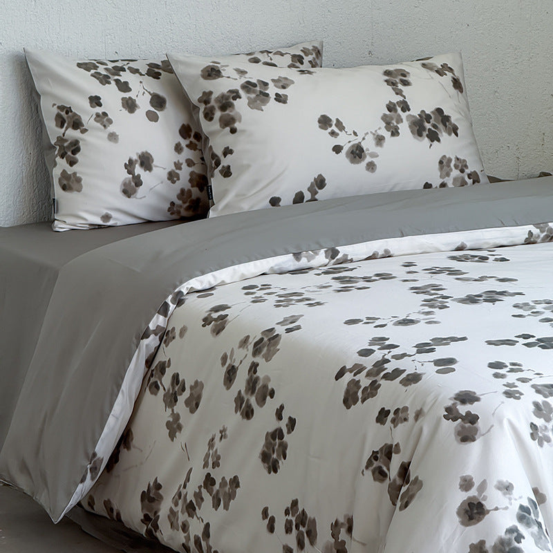 Baumwollsatin-Bettwäsche-Garnitur mit aquarelliertem Blumenprint und kontrastierter Einfassung