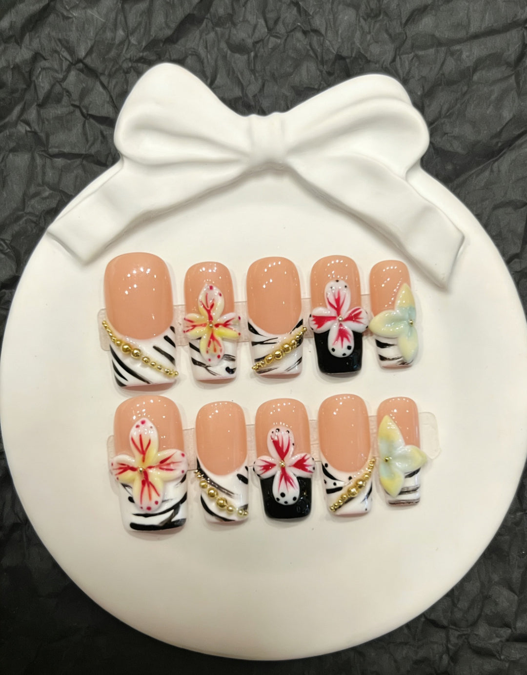 Künstlerisches Presse-Nagelset mit floralem und Zebra-Muster