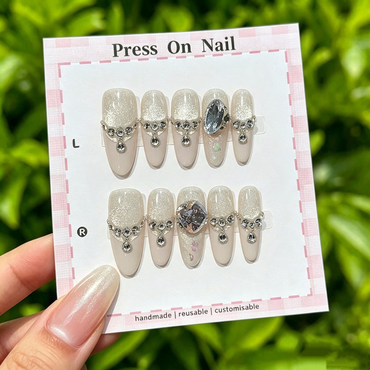 Glamourös Press-On Nagelkunst Set mit dekorativen Strasssteinen