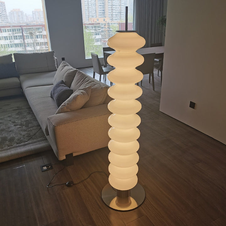 Skulpturale Stehlampe mit gekrümmtem Design