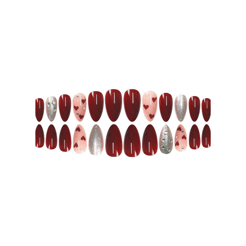Romantische Herz- und Glitzer-Nail Art Karnz