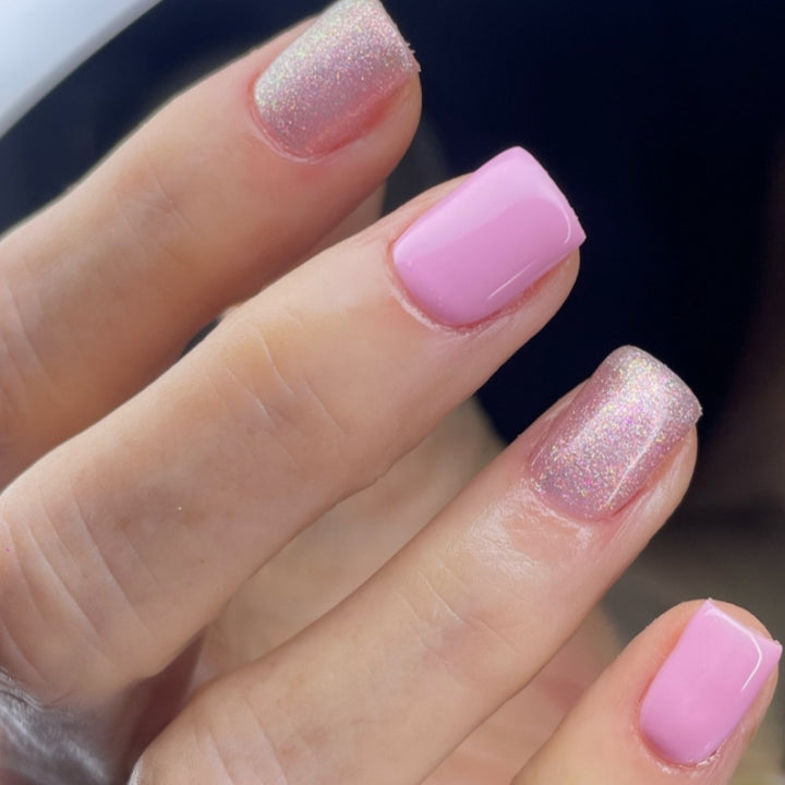 Dekoratives Press-On Nagelset mit Glitzerakzenten Karnz