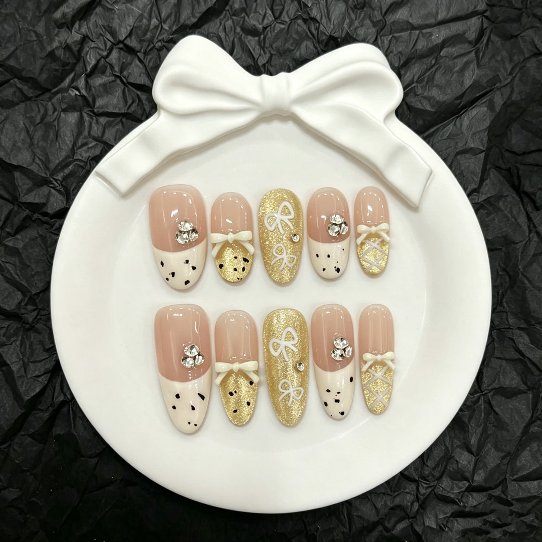Künstlerisches Press-On Nagelkunst Set mit charmantem Schleifen- und Edelsteinakzenten