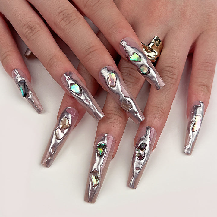Kunstvolle Stiletto-Nägel mit holografischem Glanz Karnz
