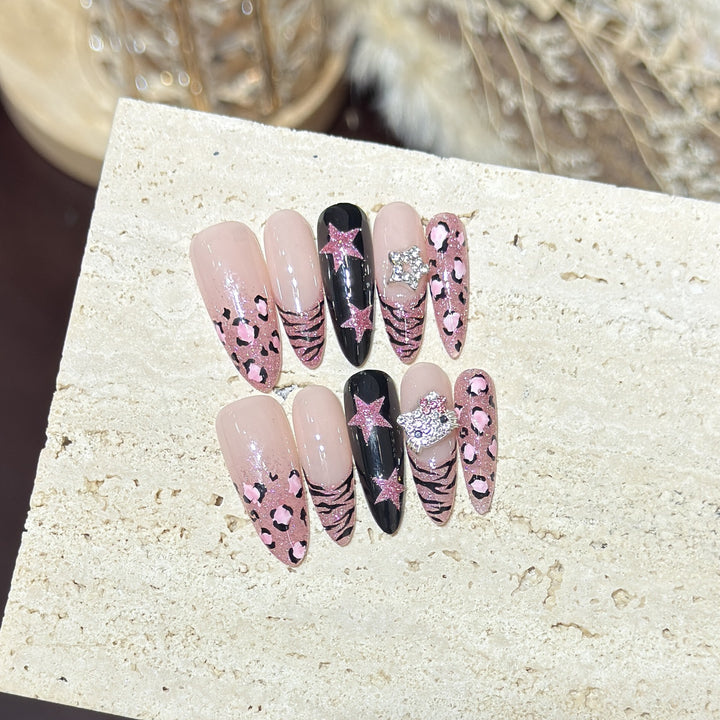 Stylische Tierdruck Press-On Nagelkunst
