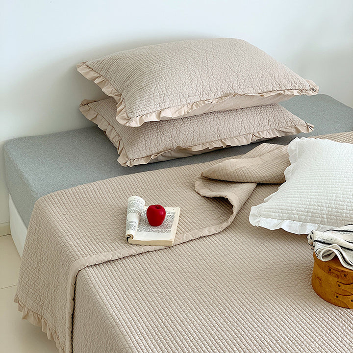 Texturiertes geripptes Steppbett-Überwurf-Set mit Rüschensaum-Kissenbezügen
