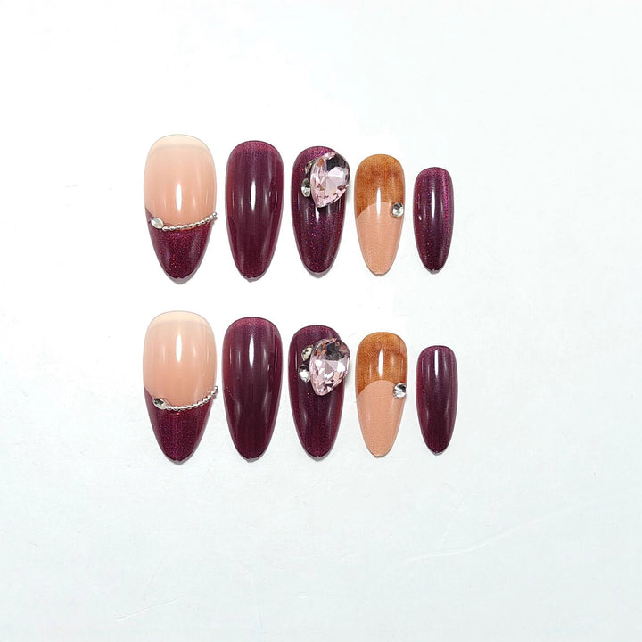 Elegante Nagelkunst mit Glitzerkante Karnz