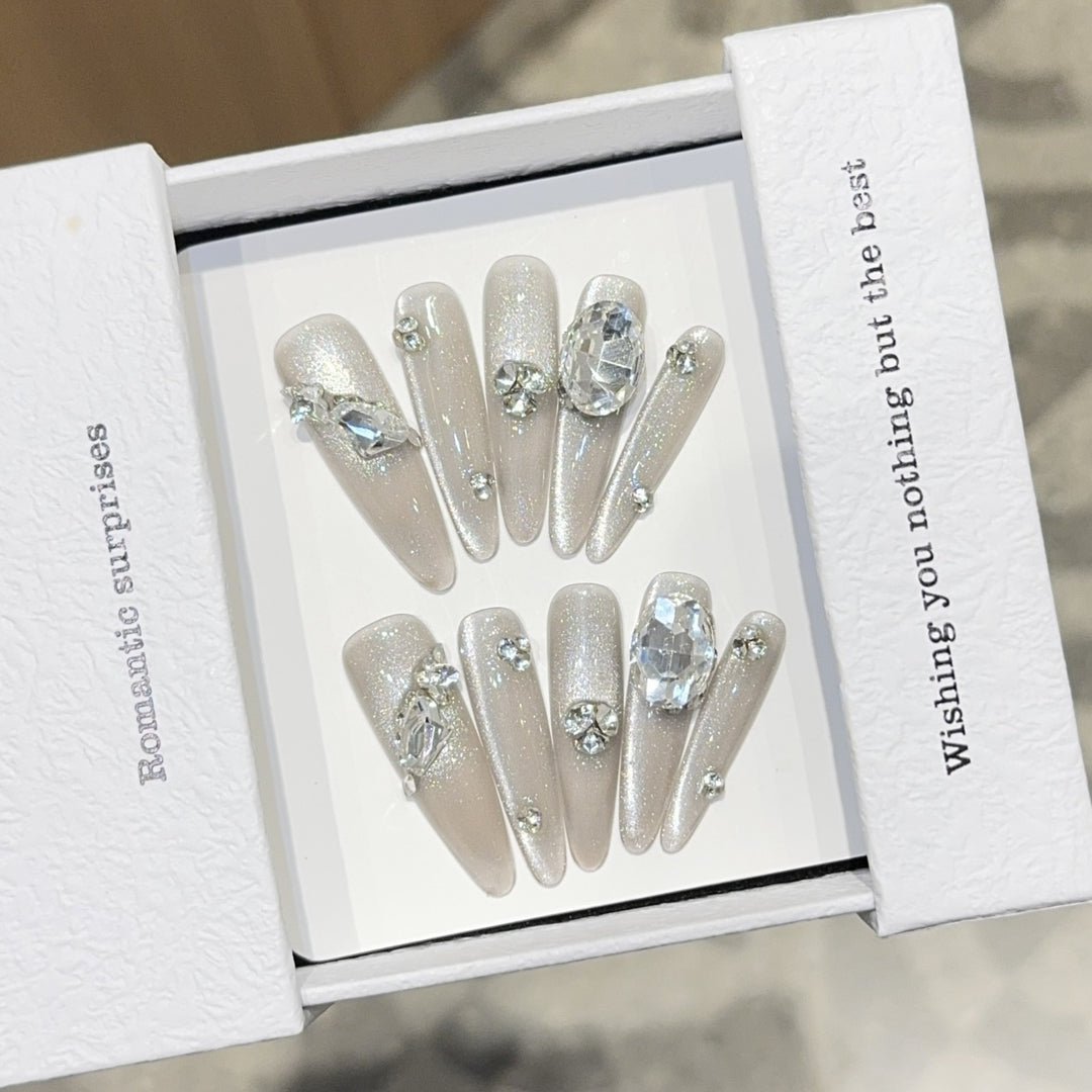 Kunstnägel mit Funkelnden Strassdetails Karnz