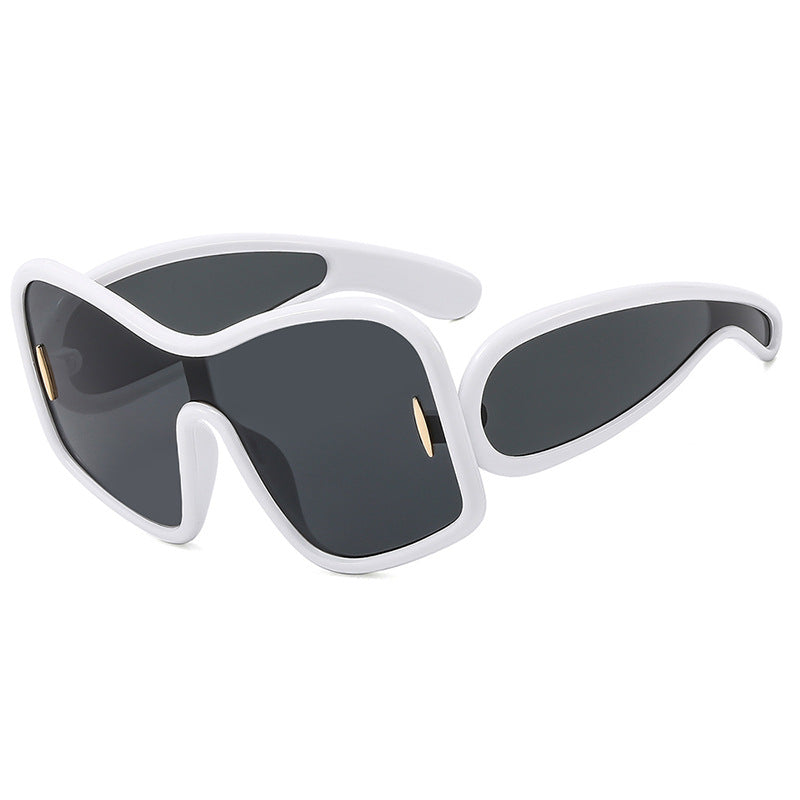 Damen futuristische Sonnenbrille mit extrabreitem Design und schützendem UV-Filter Karnz