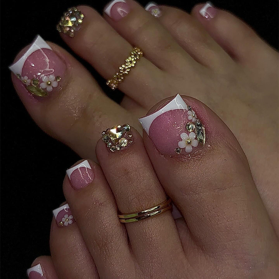 Kunstnagelset mit eleganten Schmuckdetails und exzellentem Tragekomfort Karnz