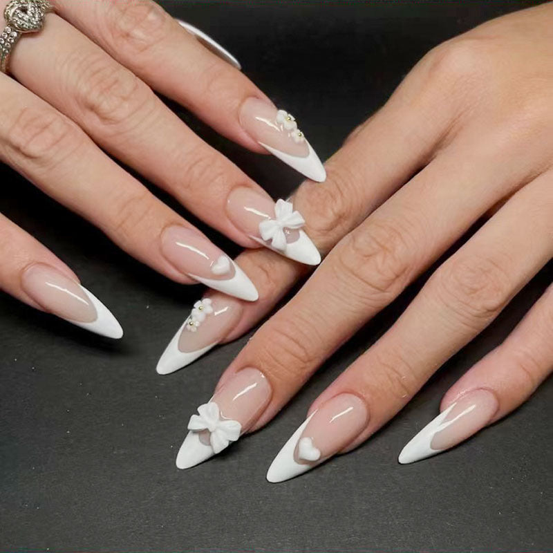 Dekorative Stiletto Press-On Nägel mit floralen Akzenten