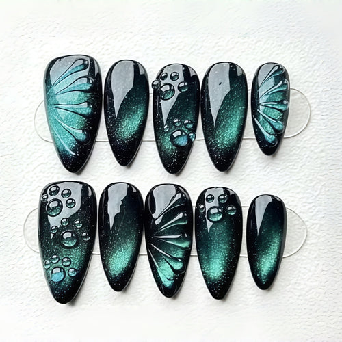 Kunstnägel mit Schimmerndem Wellen-Design Karnz