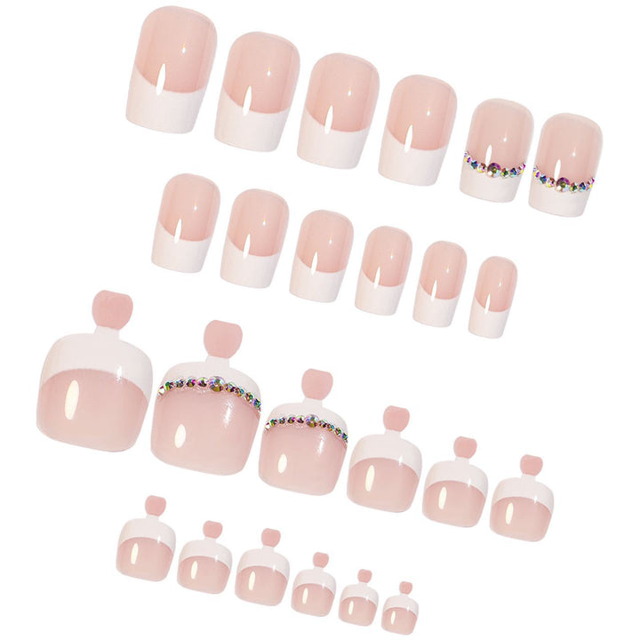 Kunstnagelset mit elegantem Französisch-Muster und Strassverzierungen Karnz
