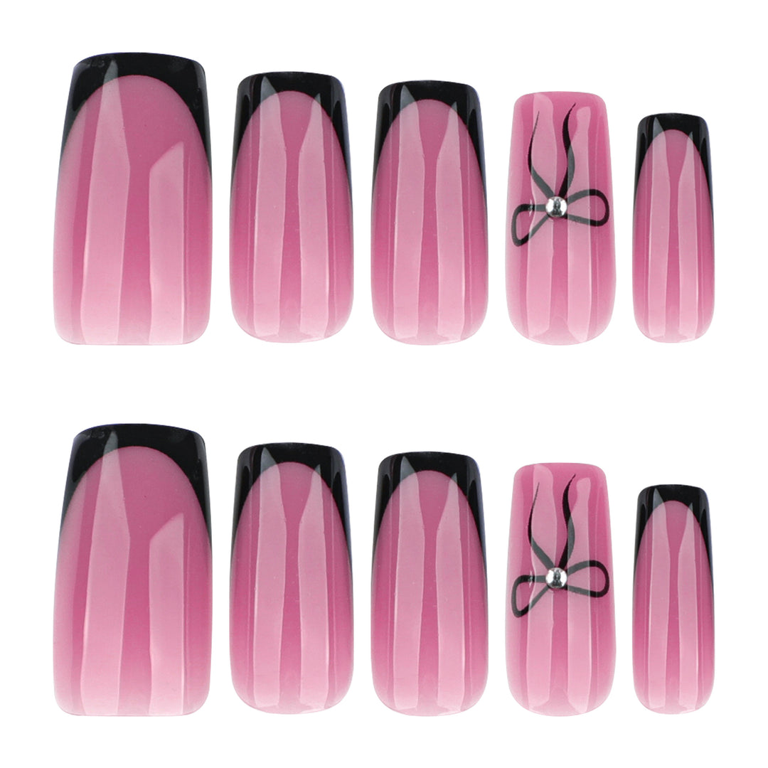Elegante Nagelverlängerungen mit einzigartigem Blumendesign Karnz