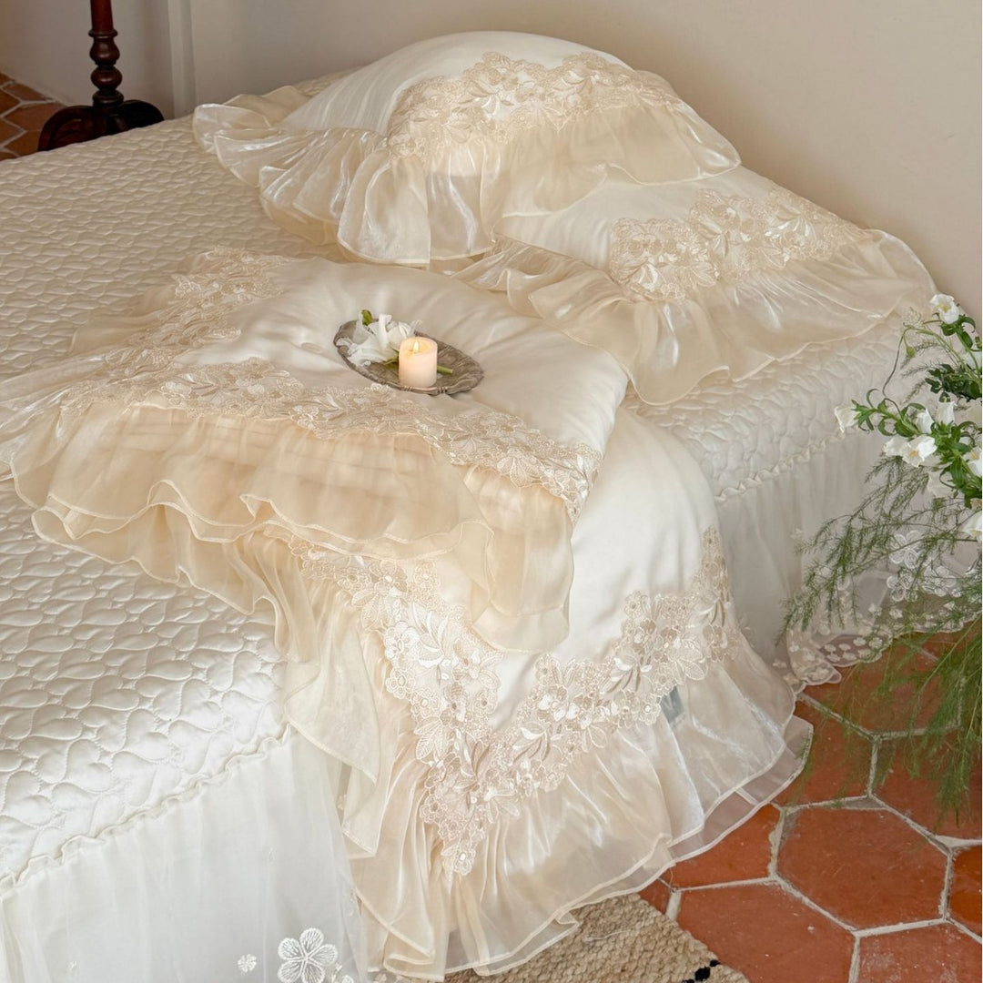 Elegante Bettwäsche-Garnitur aus Satin mit mehrlagigem Organza-Volant und feiner Blumen-Spitzenborte