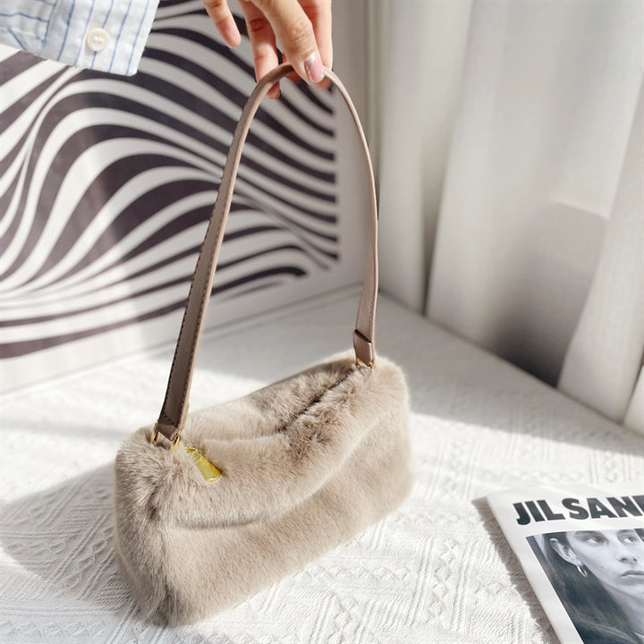Elegante Kunstpelz-Clutch
