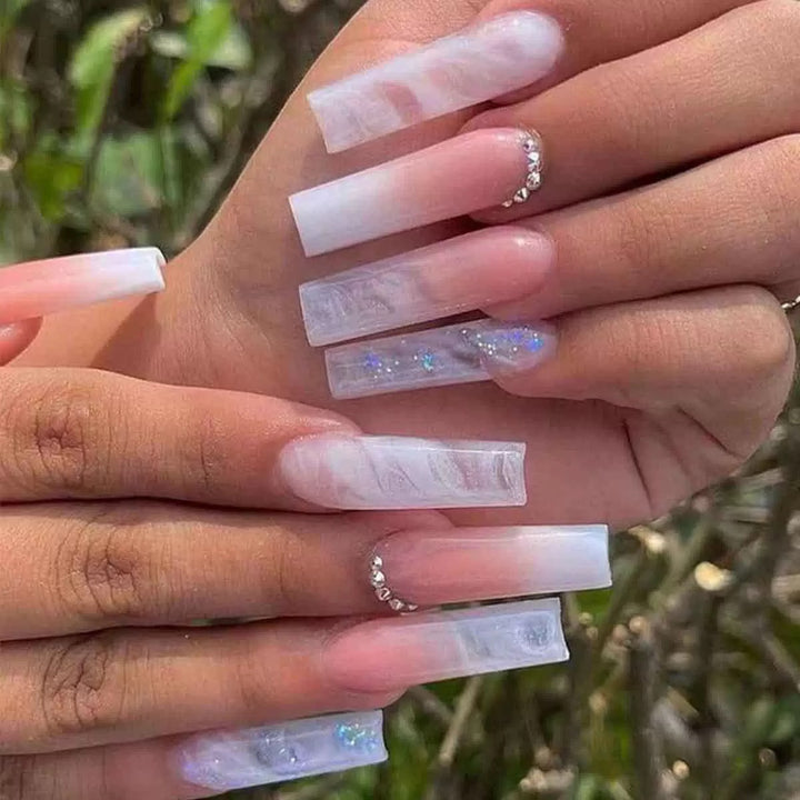 Kunstnagelset mit glamourösen 3D-Akzenten und transparentem Design Karnz