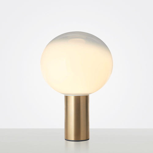 Moderne künstlerische Tischlampe mit schlankem Metallbasis und Globusschirm