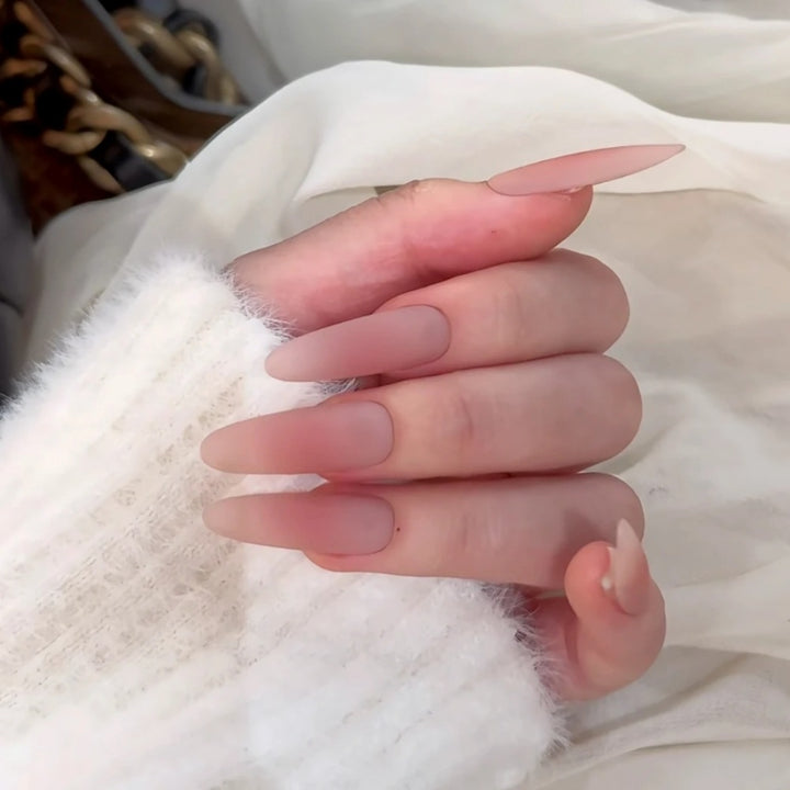 Matte mandelförmige Nagelverlängerungen