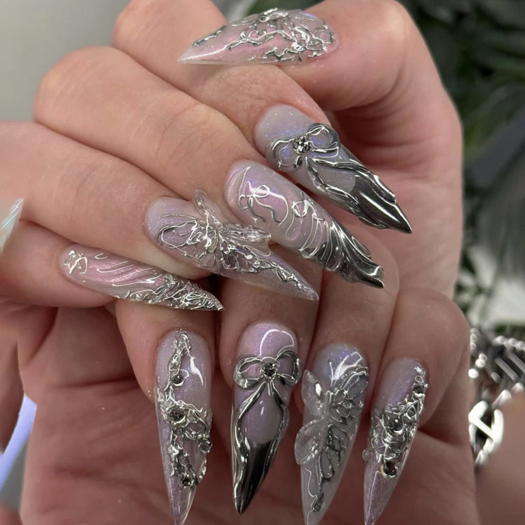 Kunstvolle Stiletto-Nägel mit filigraner Silbergussverzierung Karnz