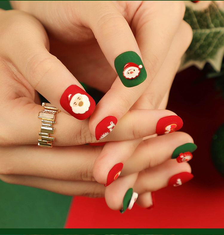 Weihnachtsnagelkunst mit festlichem Design Karnz