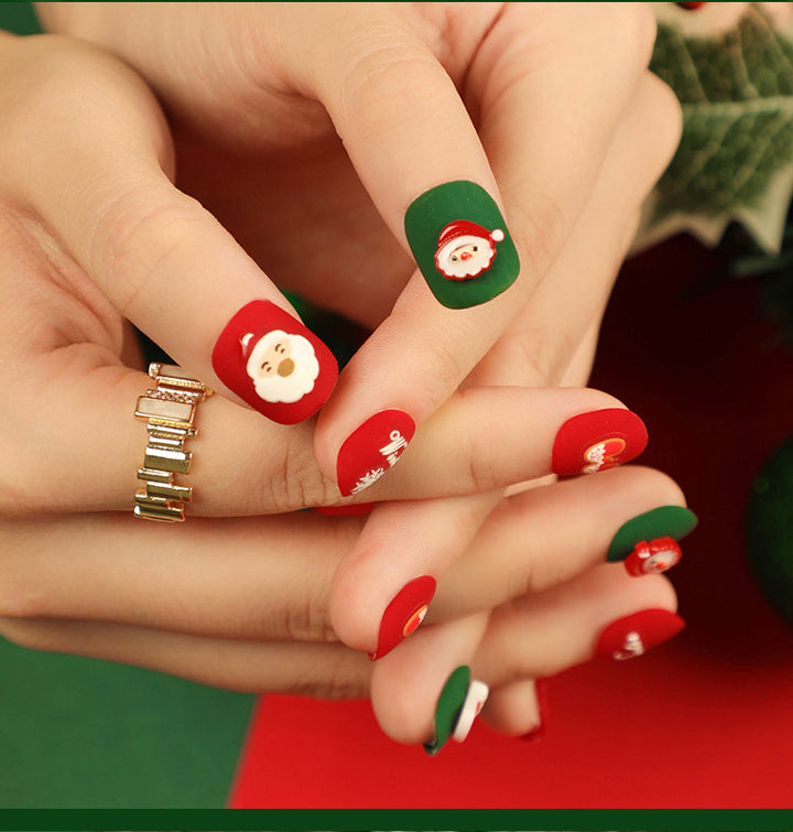 Weihnachtsnagelkunst mit festlichem Design Karnz
