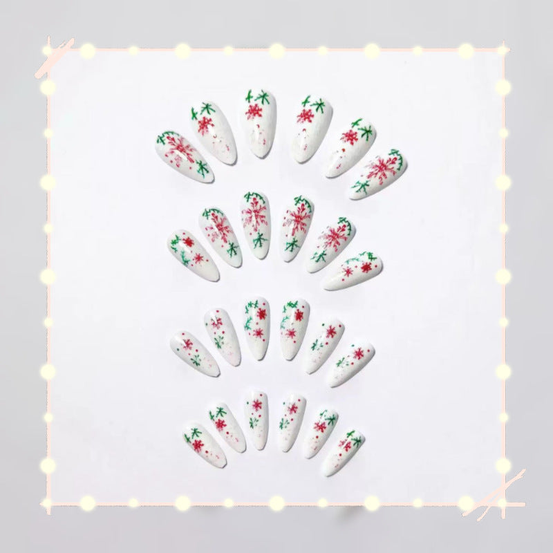 Kreative Nagelkunst mit festlichem Schneeflocken-Design Karnz